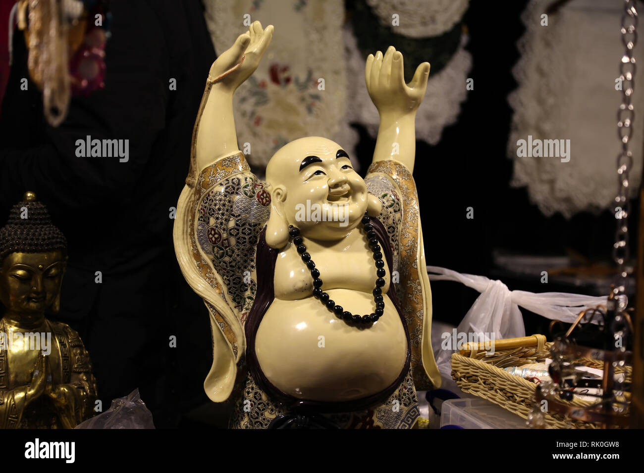 Una statuina di buddha Foto Stock