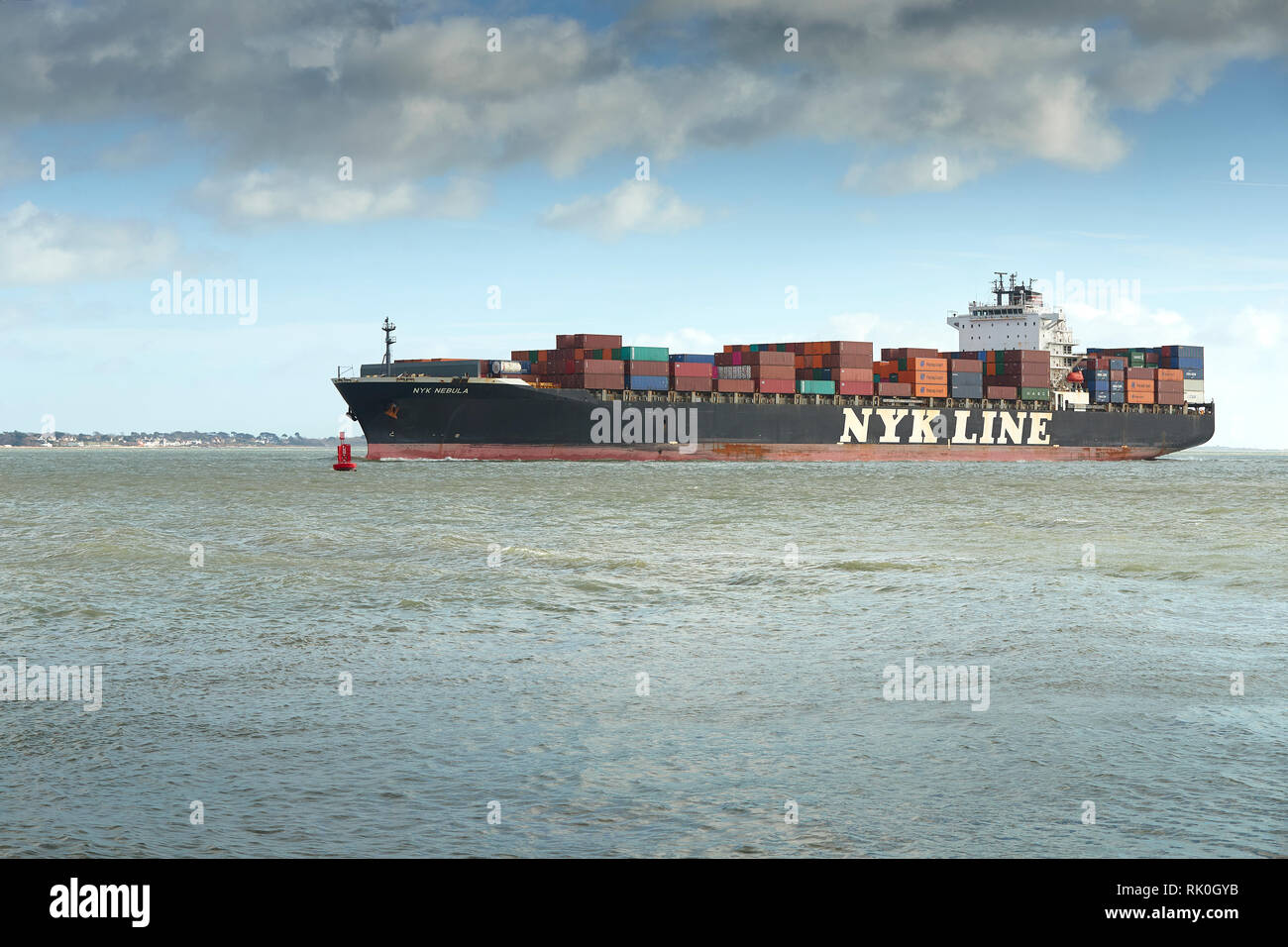 NYK Line nave portacontainer, NYK NEBULA, in avvicinamento al Porto di Southampton, Regno Unito, 7 febbraio 2019 Foto Stock