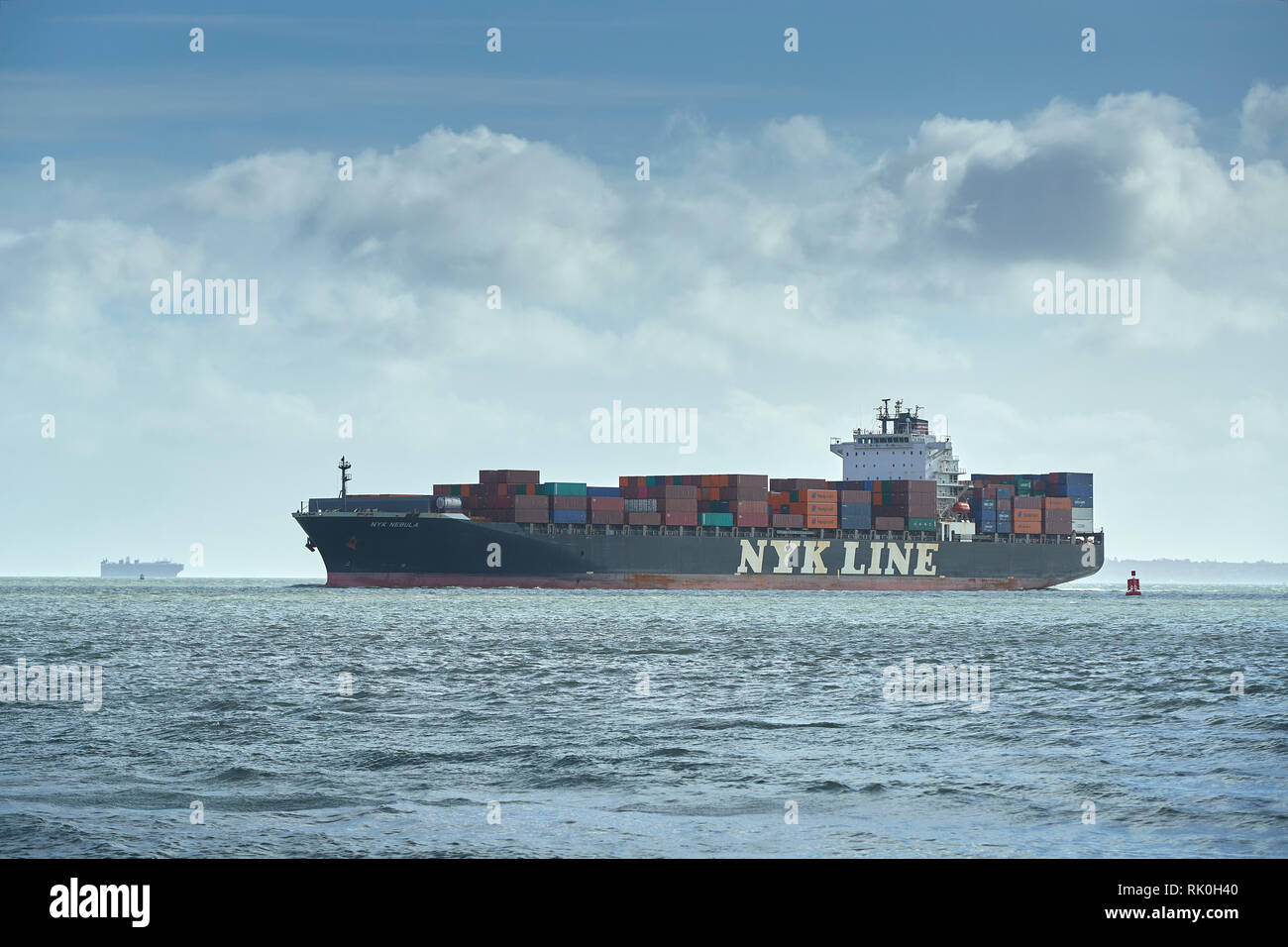 NYK Line nave portacontainer, NYK NEBULA, in avvicinamento al Porto di Southampton, Regno Unito, 7 febbraio 2019 Foto Stock