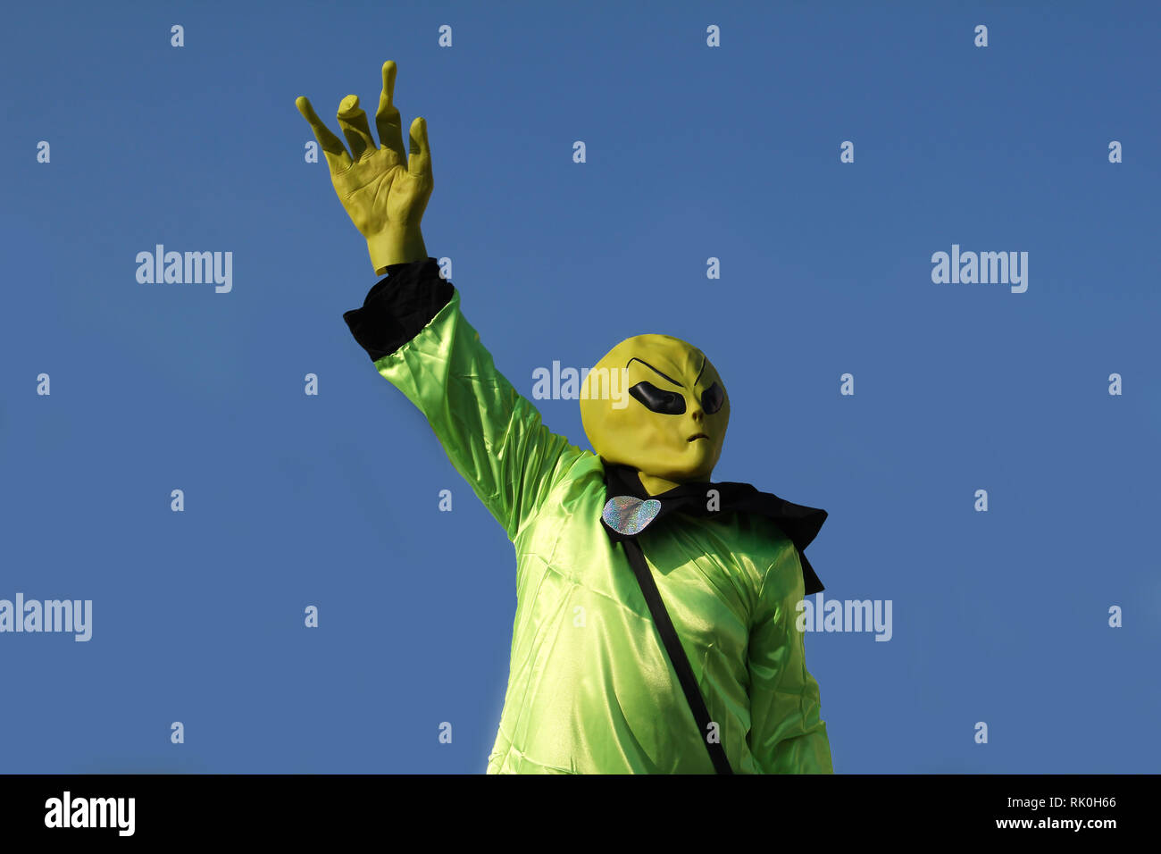 Gli stranieri - verde gli uomini sono arrivati sul nostro pianeta terra Foto Stock