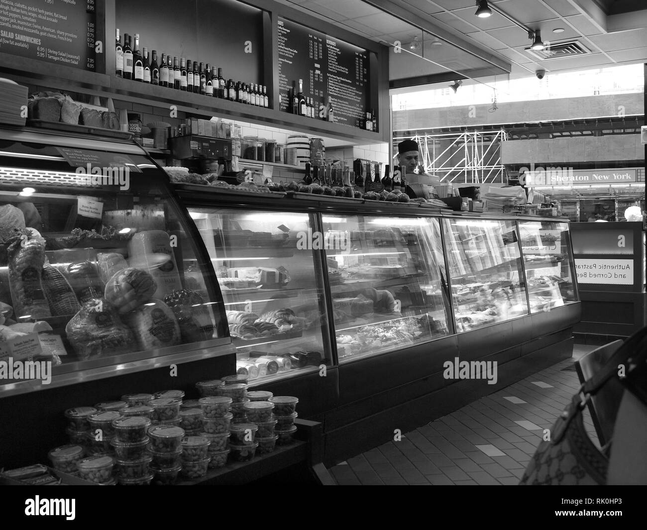 New York City Delicatessen in bianco e nero, mostrando grande varietà di prodotti alimentari disponibili. Small business in una grande città. Foto Stock