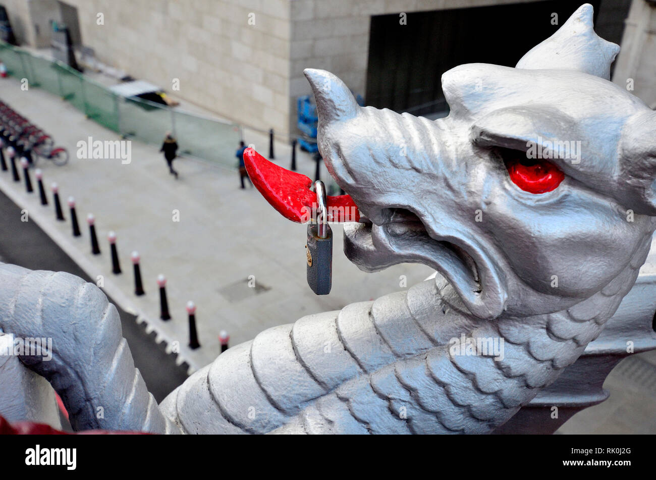 Londra, Inghilterra, Regno Unito. Dragon sul HOLBORN VIADUCT con un lucchetto sulla sua linguetta Foto Stock