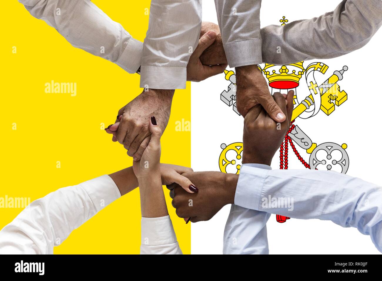 Città del Vaticano bandiera, intergration di un gruppo multiculturale dei giovani Foto Stock