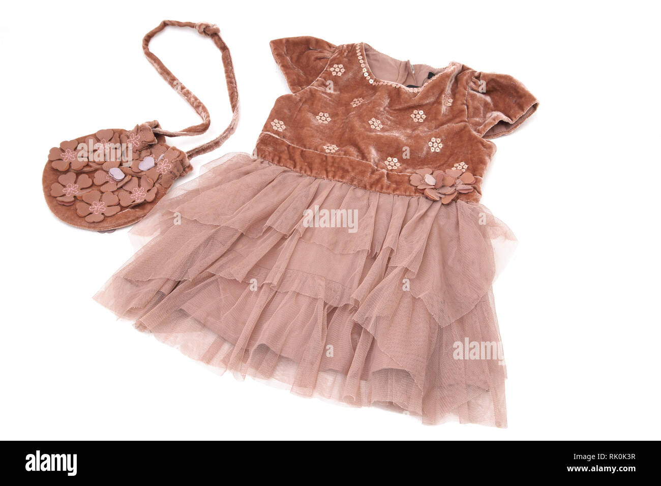 Bimbo a due pezzi rosa abito di velluto con pezze e borsa con dettagli di fiori Foto Stock