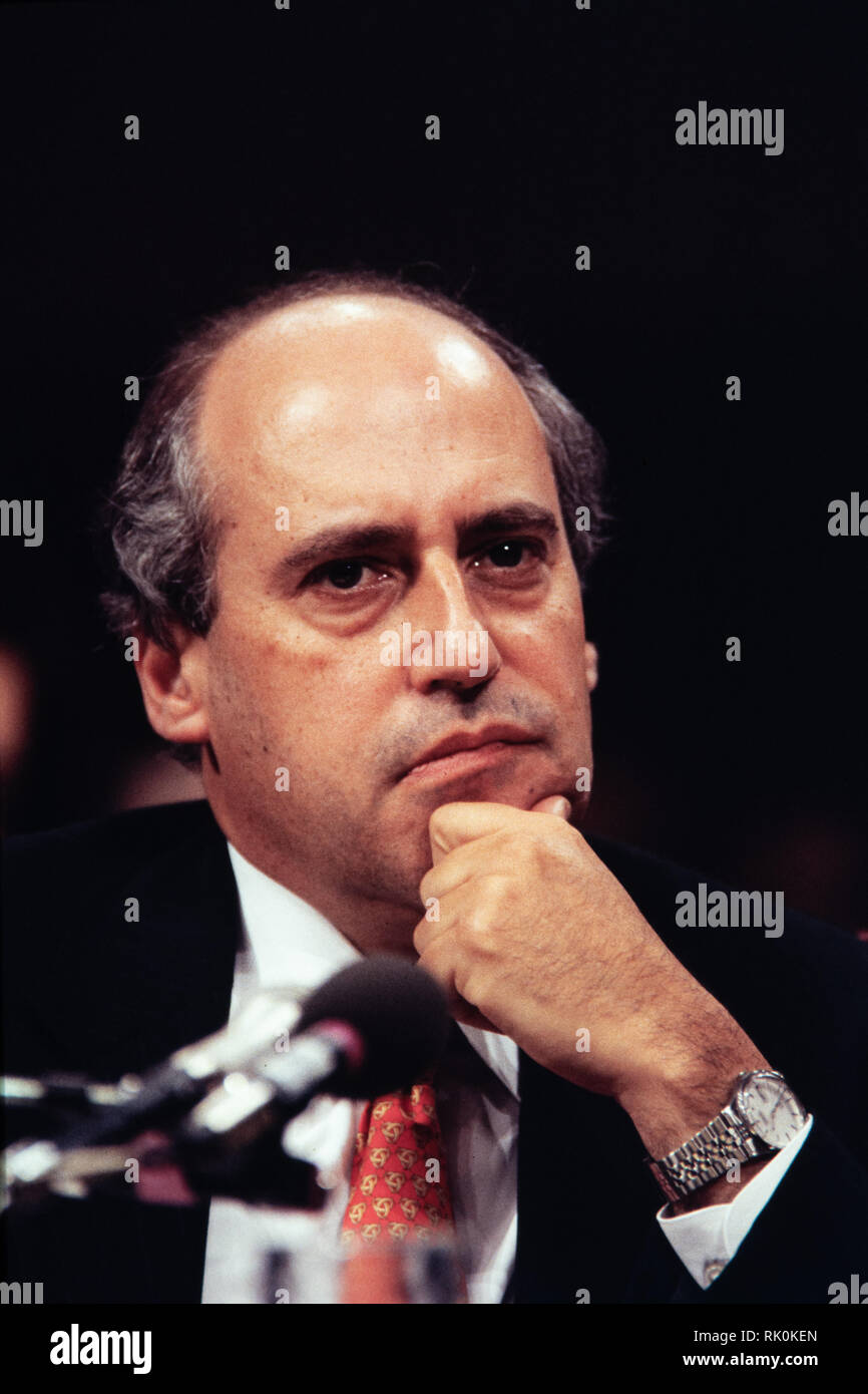 I membri del Congresso degli Stati Uniti Dan Glickman durante la sua audizione di conferma per la sua nomina a Segretario di Agricoltura Marzo 23, 1995 a Washington, DC. Foto Stock