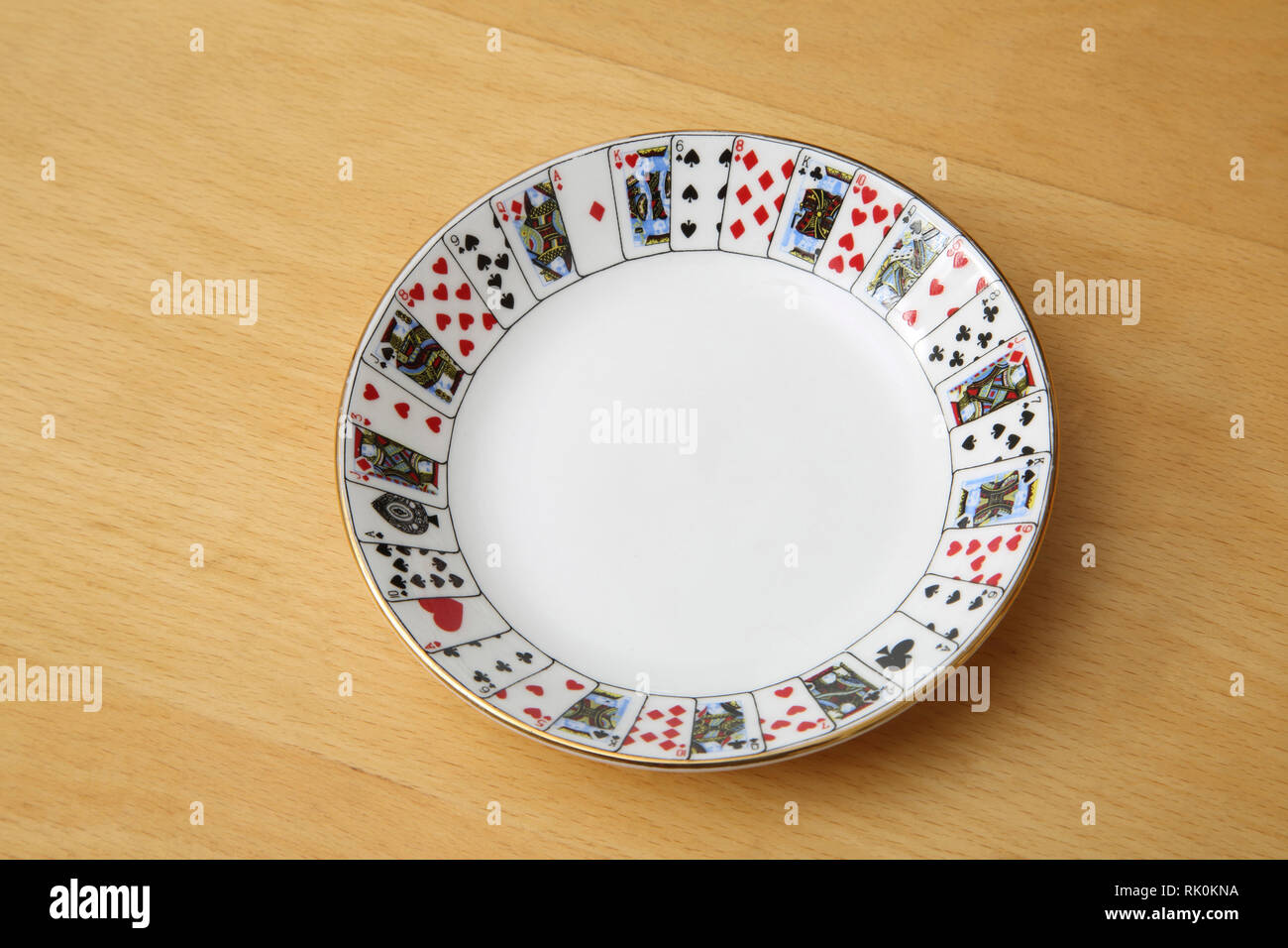 Staffordshire bella bone china Bon Bon piatto decorato con carte da gioco e bordo in oro Foto Stock