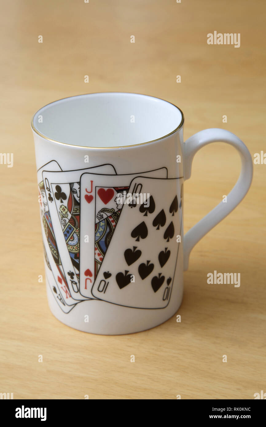 Sheltonian Bone China Mug decorate con carte da gioco e bordo in oro Foto Stock