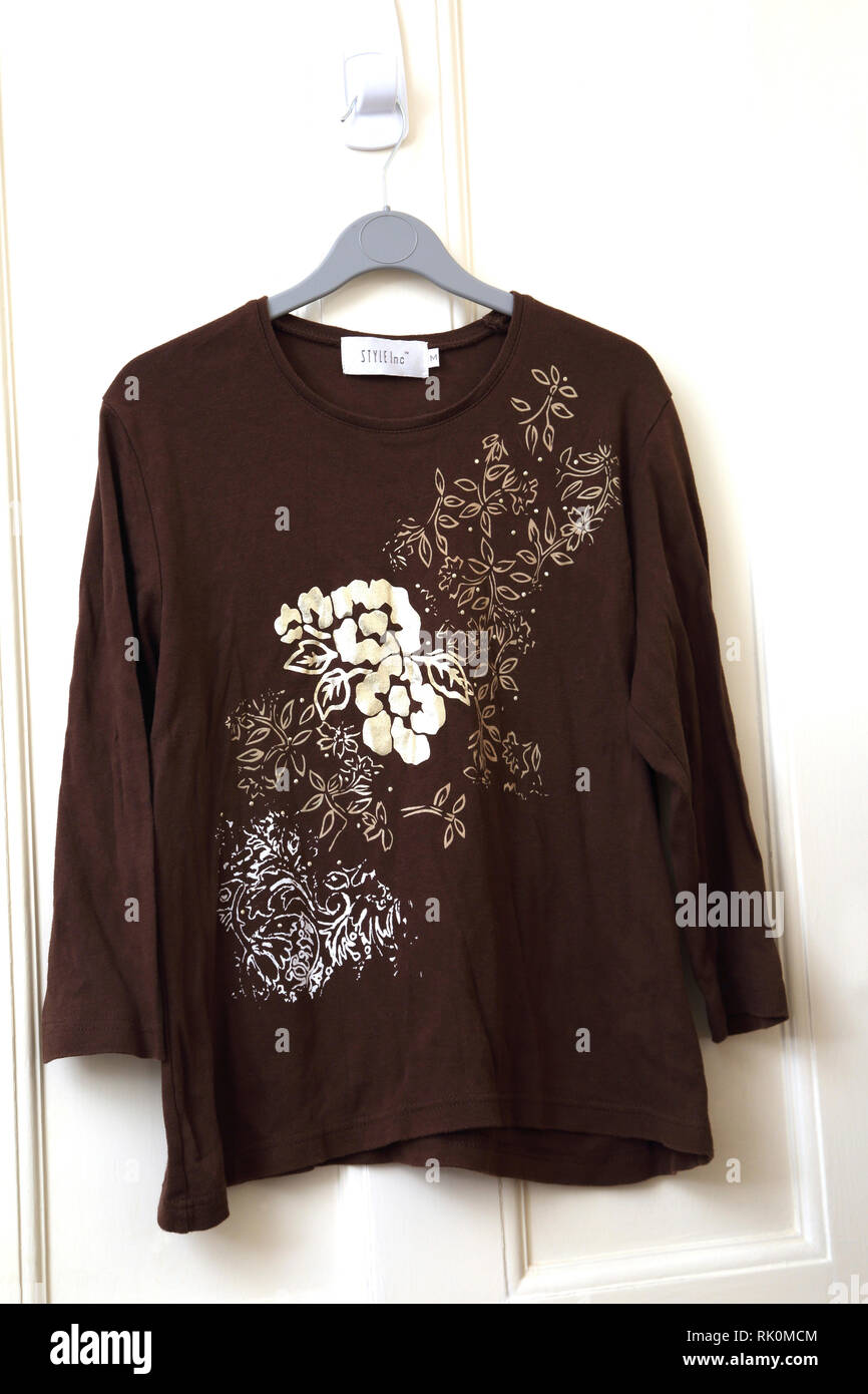A MANICA LUNGA marrone T-shirt con oro design floreale Foto Stock