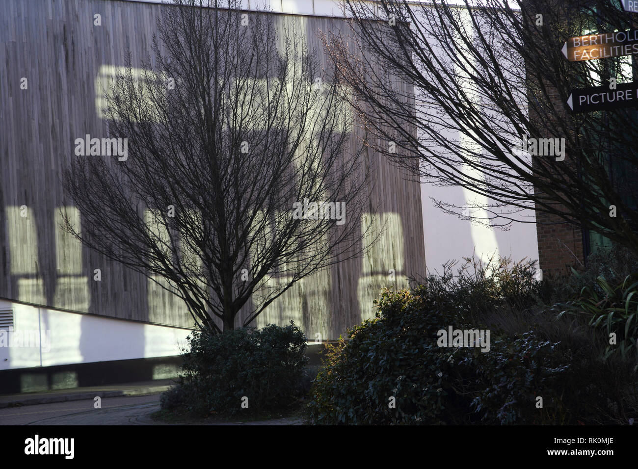 Ocean Village Southampton Inghilterra riflessione sull'Harbour Lights Picture House assomiglia ad un angelo del Nord Foto Stock