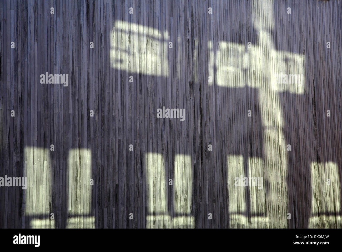 Ocean Village Southampton Inghilterra riflessione sull'Harbour Lights Picture House assomiglia ad un angelo del Nord Foto Stock