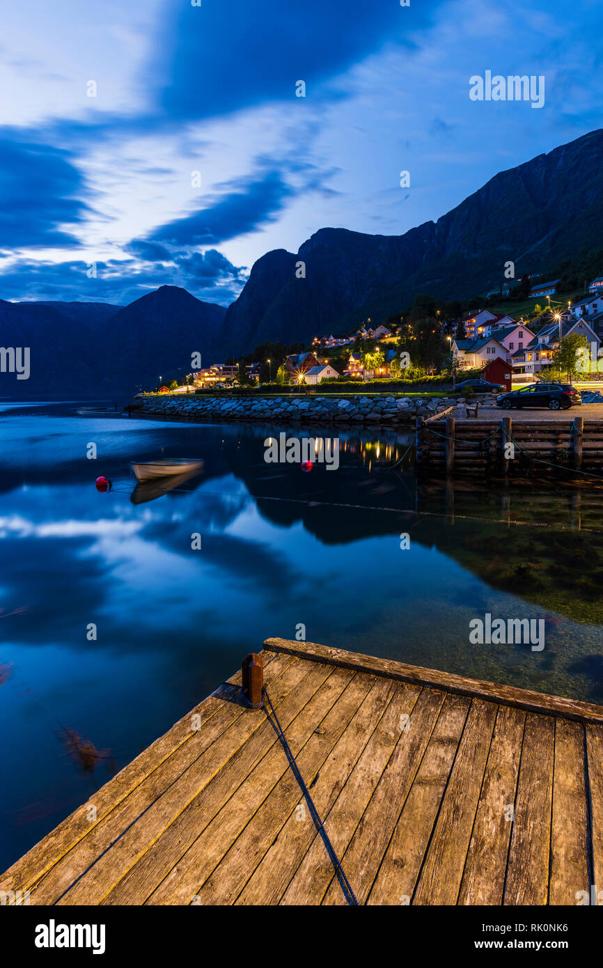 Vista del villaggio illuminato attraverso il fiordo di notte, Aurland, Norvegia, Europa Foto Stock