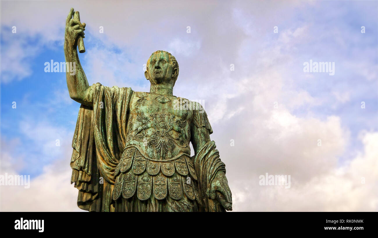 Statua di Giulio Cesare al Foro Romano a Roma, Italia Foto Stock