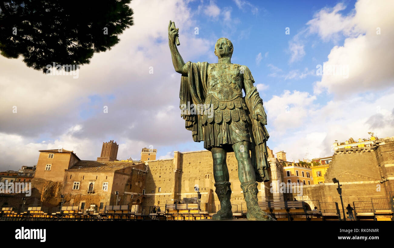 Statua di Giulio Cesare al Foro Romano a Roma, Italia Foto Stock