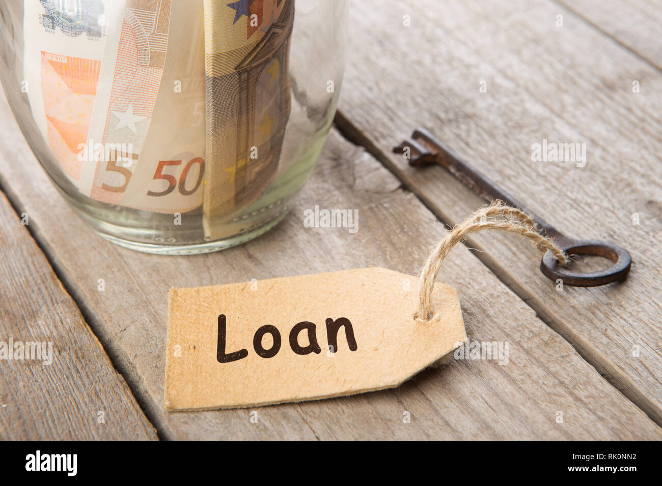 Finanza immobiliare concetto - denaro di vetro con prestito e parola chiave vintage Foto Stock