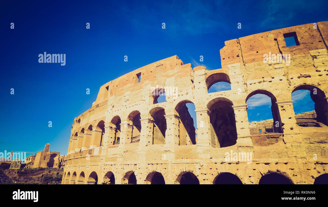 Colosseo romano contro il cielo blu a Roma, Italia Foto Stock