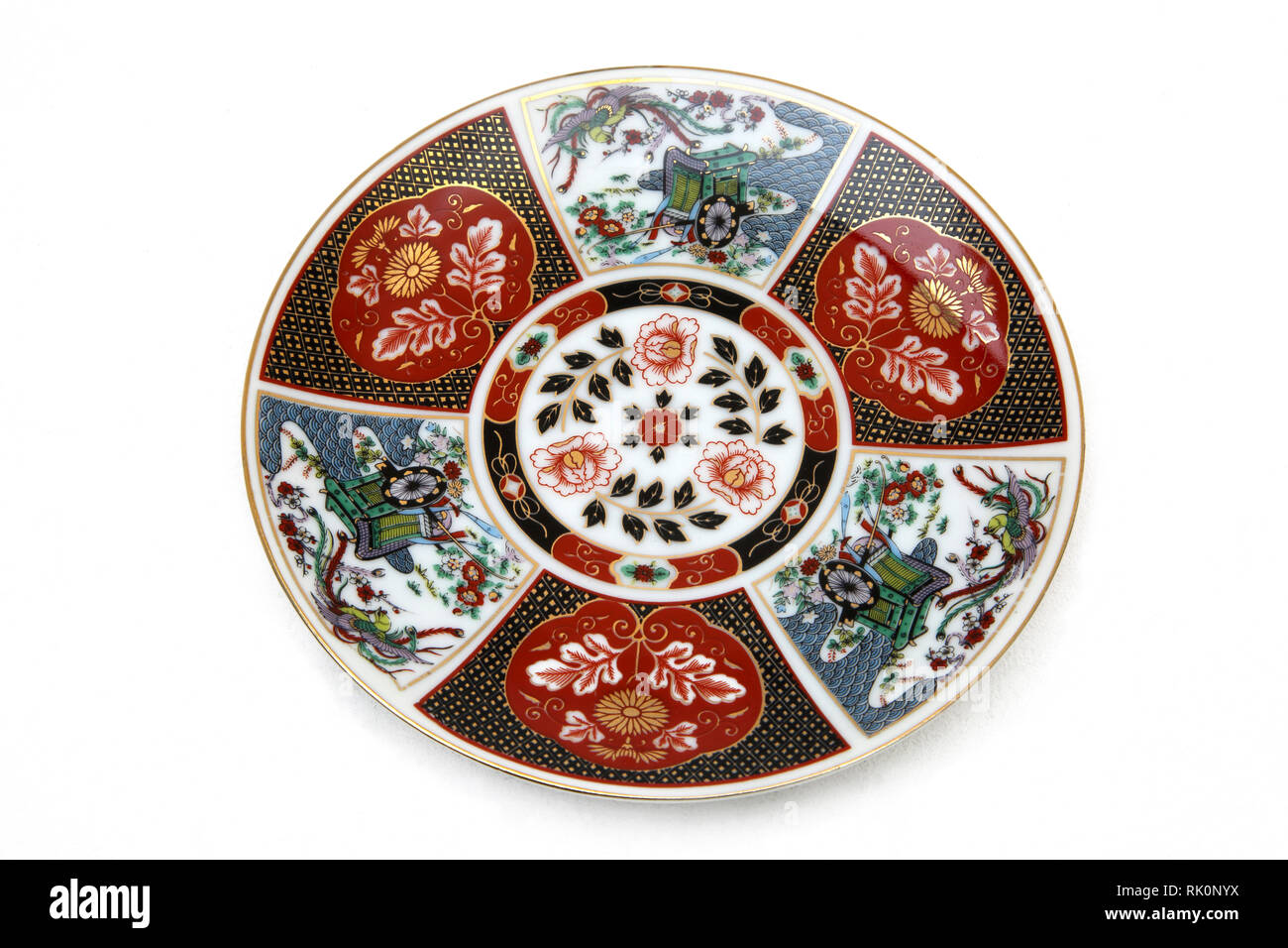 Vintage in porcellana Imari giapponese caratteristiche piastra Cerchio Dorato, pieghettato, pareti, ed è decorato con fiori, uccelli, Brougham in luminosi colori brillanti. Foto Stock