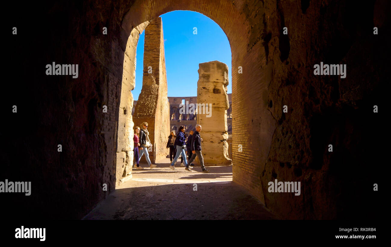 Vista attraverso il Colosseo romano in tunnel di Roma, Italia Foto Stock