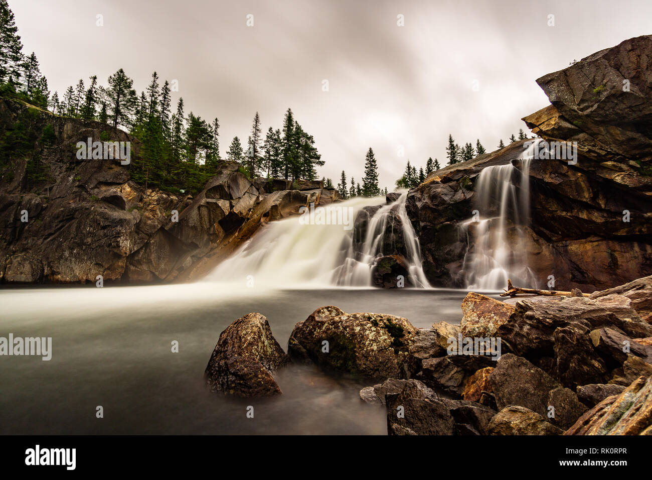 La Cascata Latefossen in Norvegia con una lunga esposizione Rainy day Foto Stock