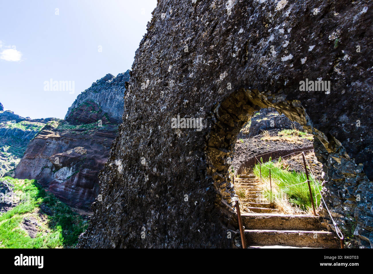 In una caverna nel monti come una porta Foto Stock