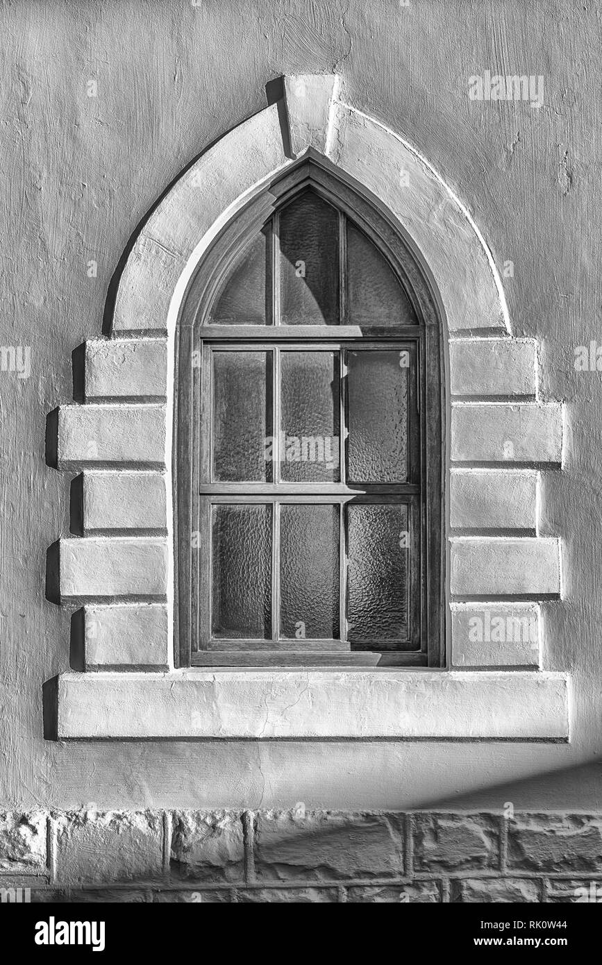 Un neogotico stile architettonico finestra nel Victoria West nel nord della provincia del Capo. Monocromatico Foto Stock