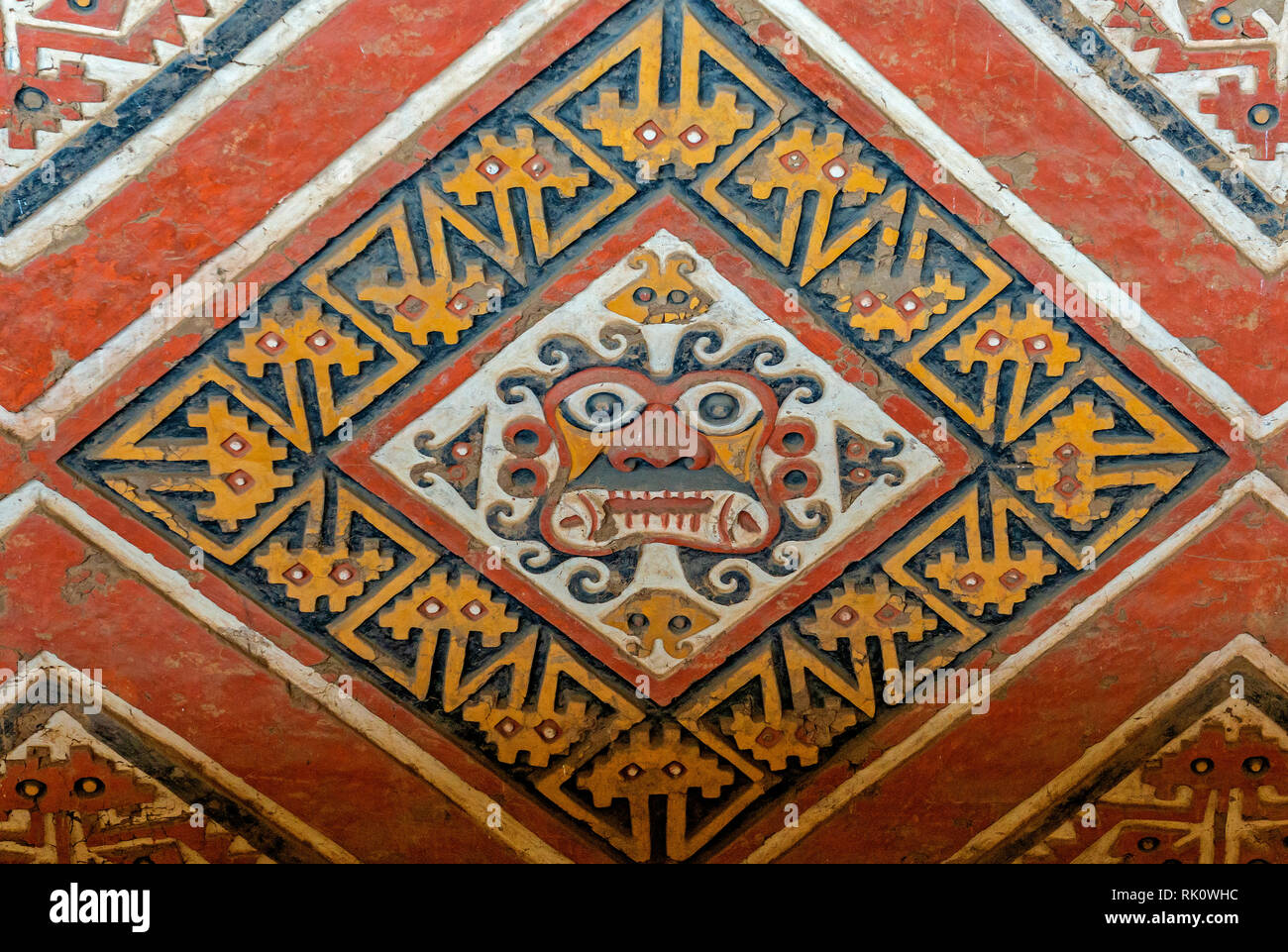 Bassorilievo del dio Moche Ai Apaec dentro una tomba della Huaca de la Luna vicino a Trujillo, Perú. Ai Apaec è il dio creatore, protettore del Moche. Foto Stock