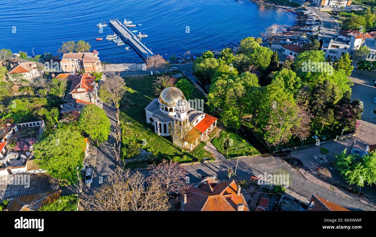 Ahtopol, Bulgaria. Vista la barca da pesca di porto e città chiesa Foto Stock