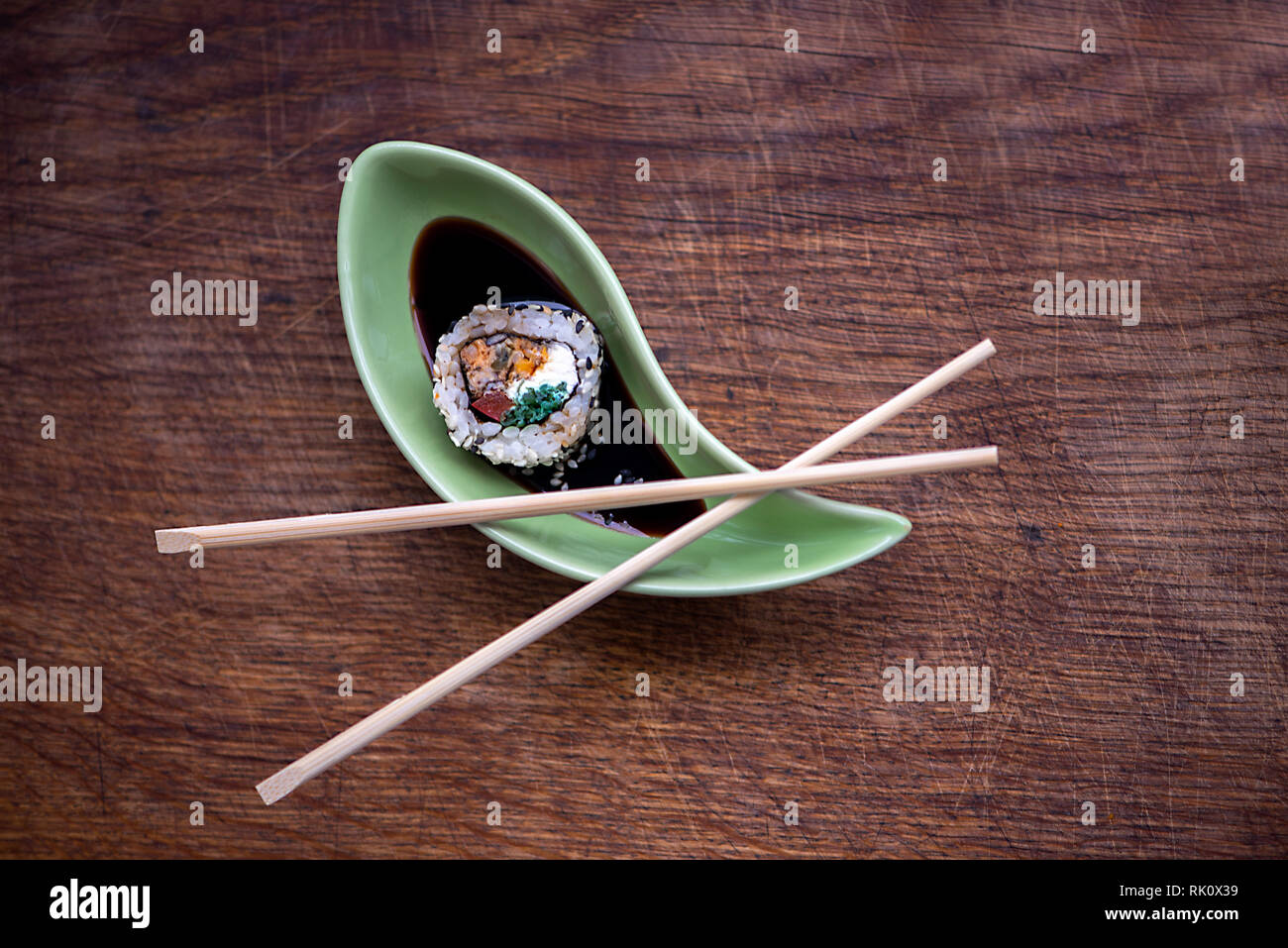 Rotolo di Sushi con salmone e cozze e caviale su vecchie texture di sfondo di legno. La cucina giapponese. Vista dall'alto. Foto Stock