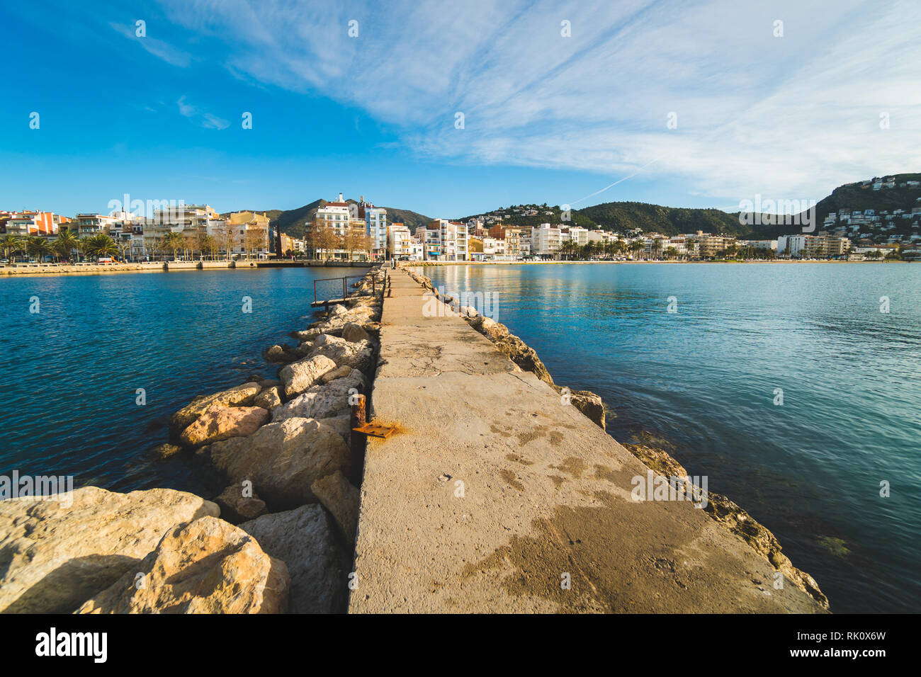 Bella giornata nella città di Roses, a Cap de Creus penisola, Catalogna, Spagna Foto Stock