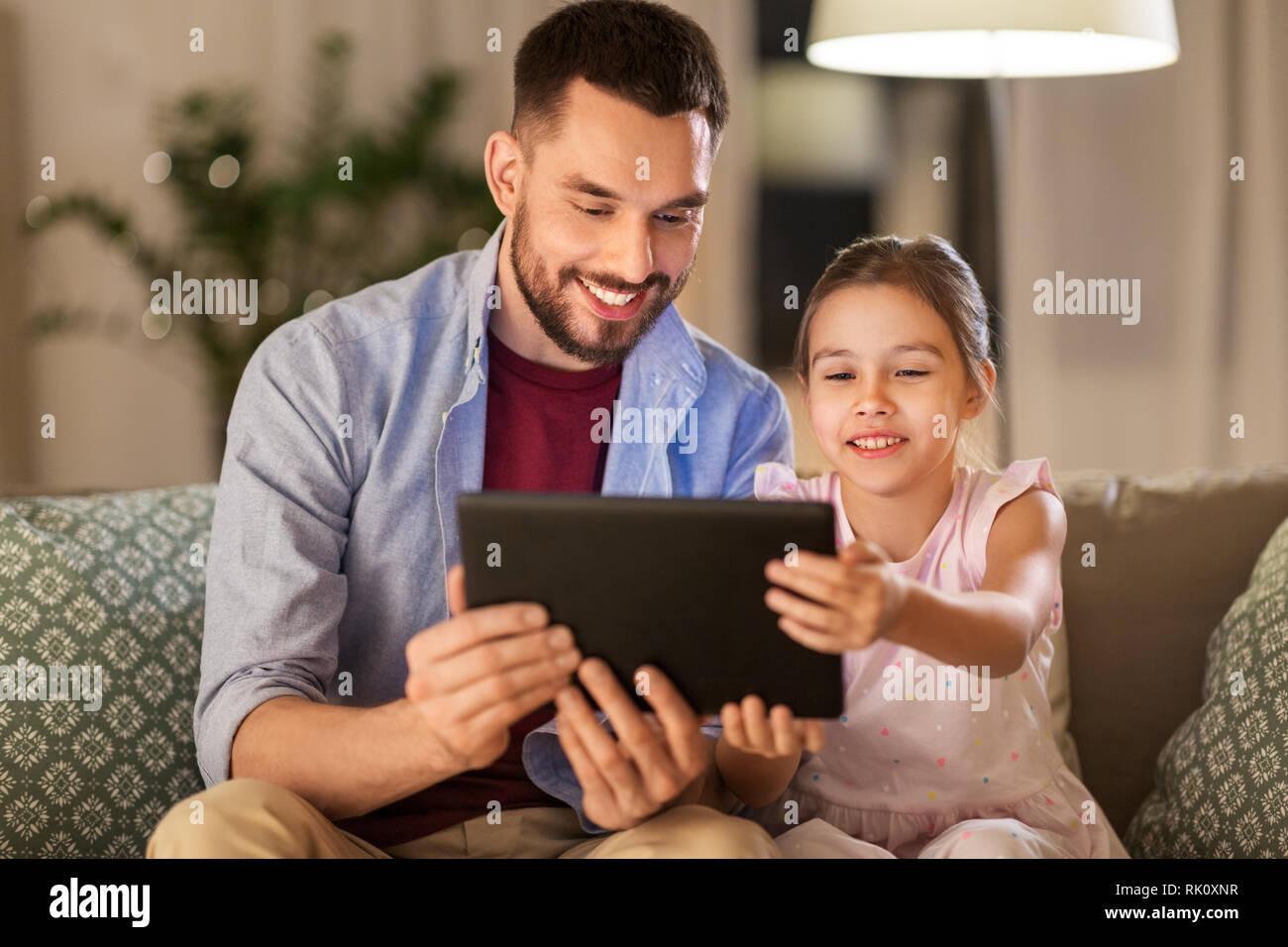 Padre e figlia con tablet pc a casa Foto Stock