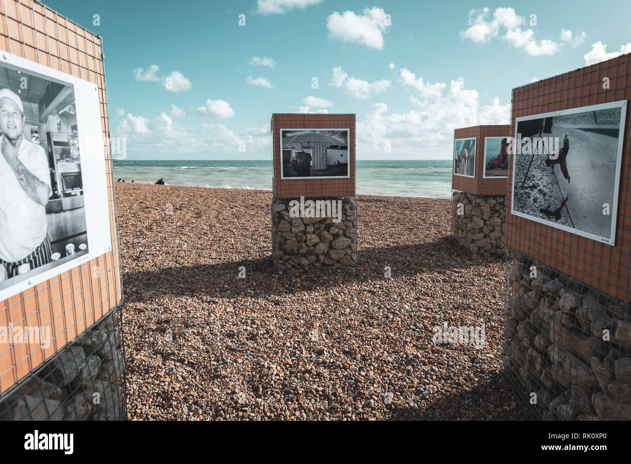 Fotografie visualizzate sulla spiaggia durante la Brighton Photo Fringe 2016 - Maree Exhibition, Brighton, Sussex, Regno Unito. Foto Stock