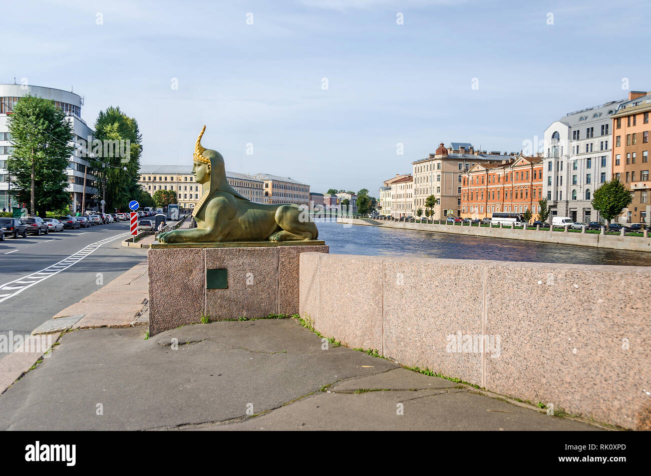 Saint Petersburg, Russia - 9 Settembre 2018: fiume Fontanka embankment, vecchi edifici residenziali, il ponte di Inglese in background e una sfinge Foto Stock