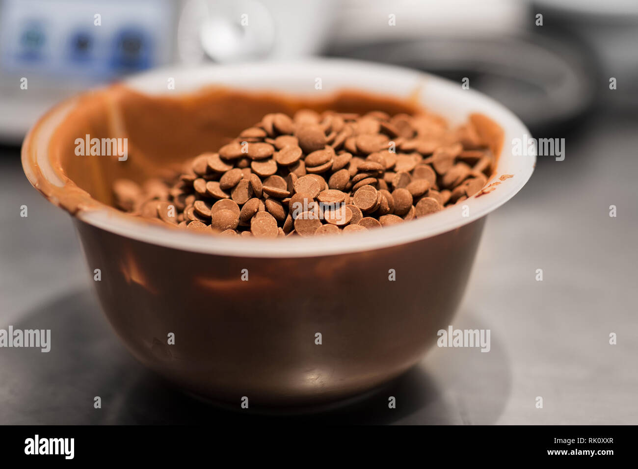 Pulsanti di cioccolato in tazza al negozio di pasticceria Foto Stock