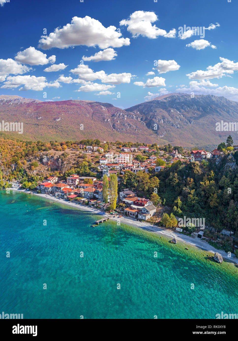 Il lago di Ohrid e Tarpeica piccola città in Macedonia - drone fotografia Foto Stock