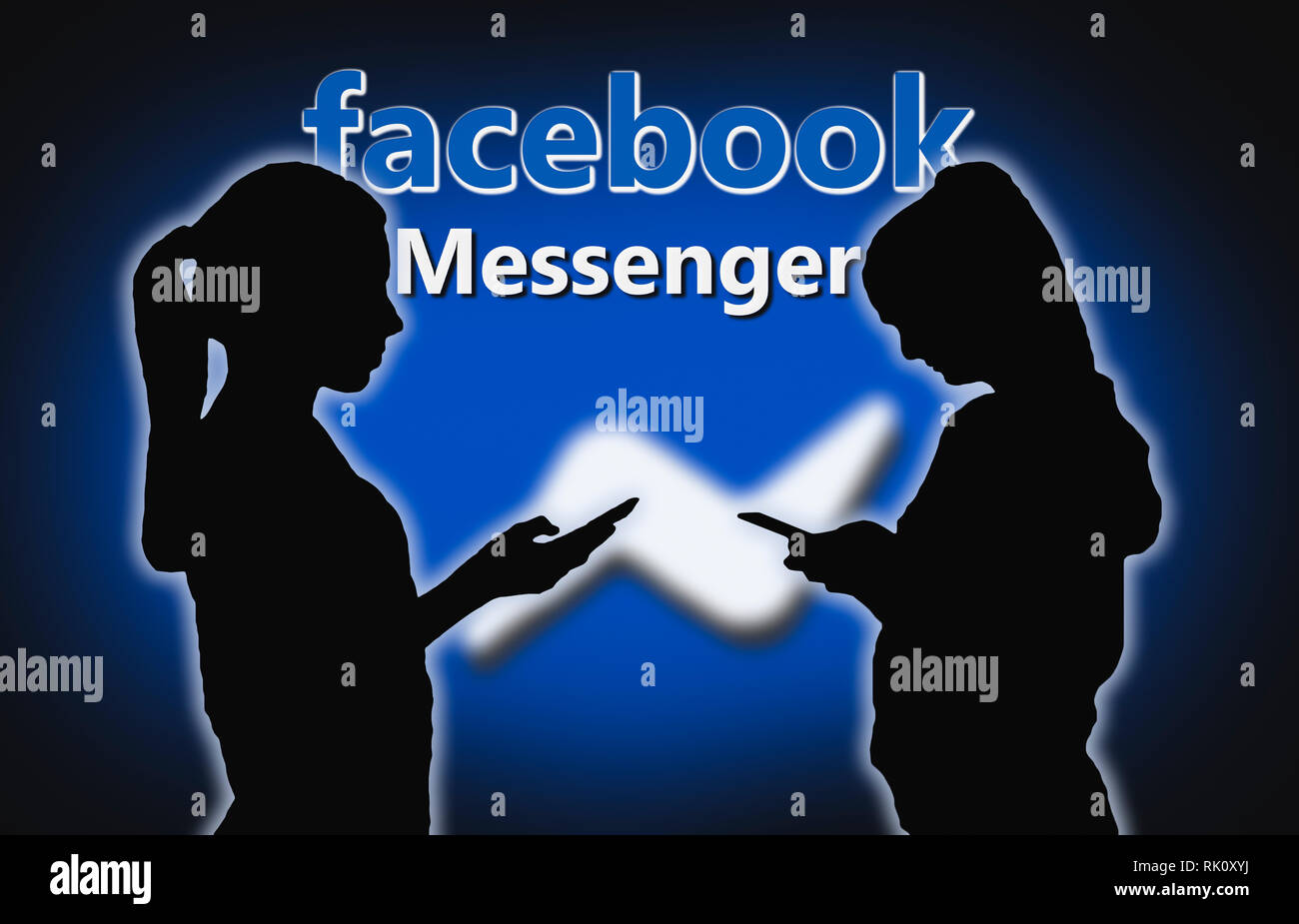Sagome di un paio di giovani donne affacciate tra di loro utilizzando Facebook Messenger su smartphone. Le persone che usano Messenger. Foto Stock
