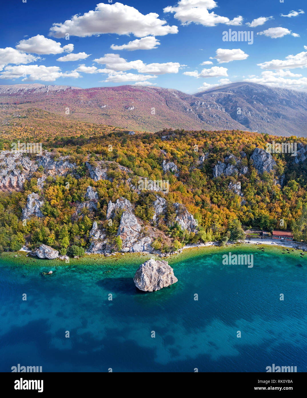 Il lago di Ohrid e Tarpeica piccola città in Macedonia con il big rock in riva al lago - drone fotografia Foto Stock