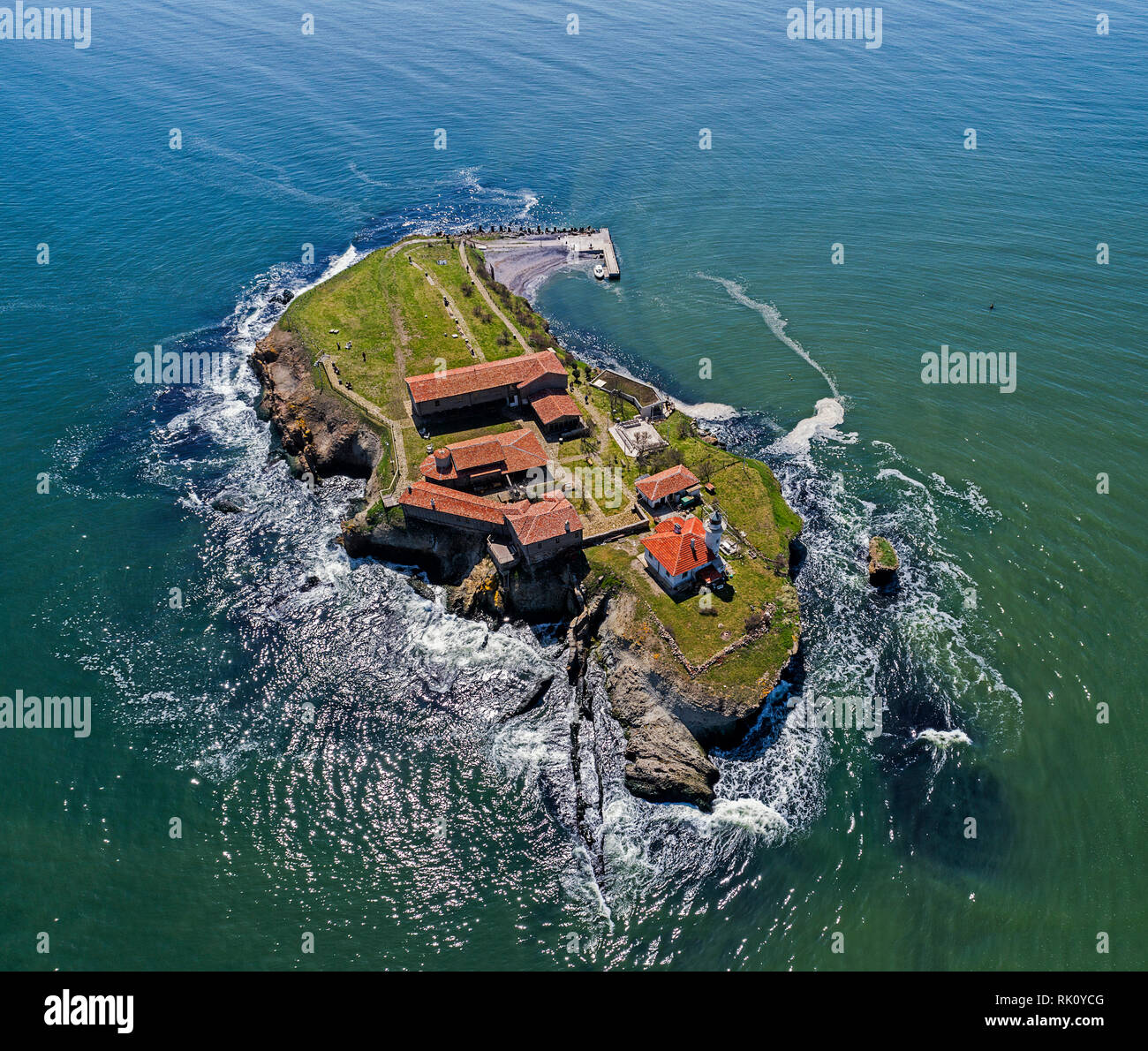 Santa Anastasia isola nella baia di Burgas, Mar Nero, Bulgaria. Torre faro e vecchi edifici in legno sulla costa rocciosa Foto Stock