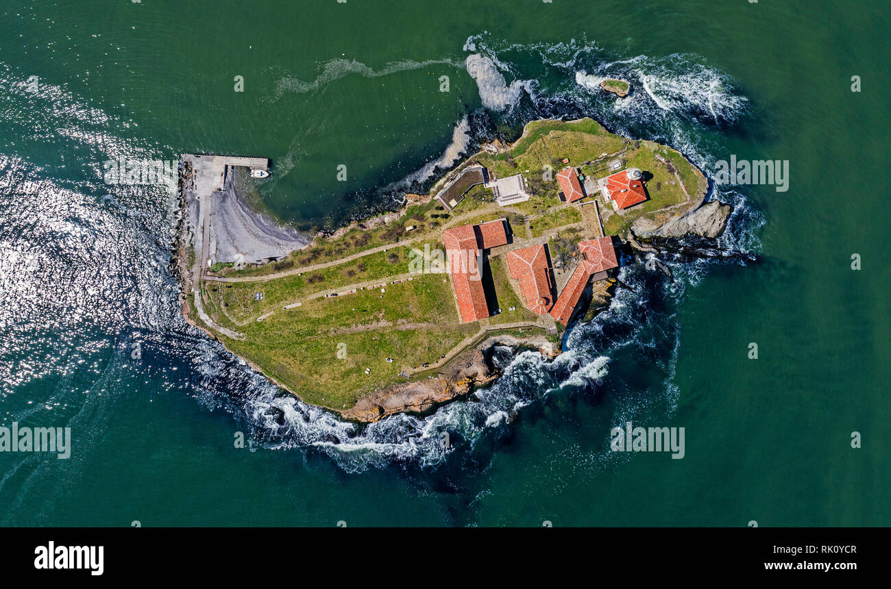 Santa Anastasia isola nella baia di Burgas, Mar Nero, Bulgaria. Torre faro e vecchi edifici in legno sulla costa rocciosa Foto Stock