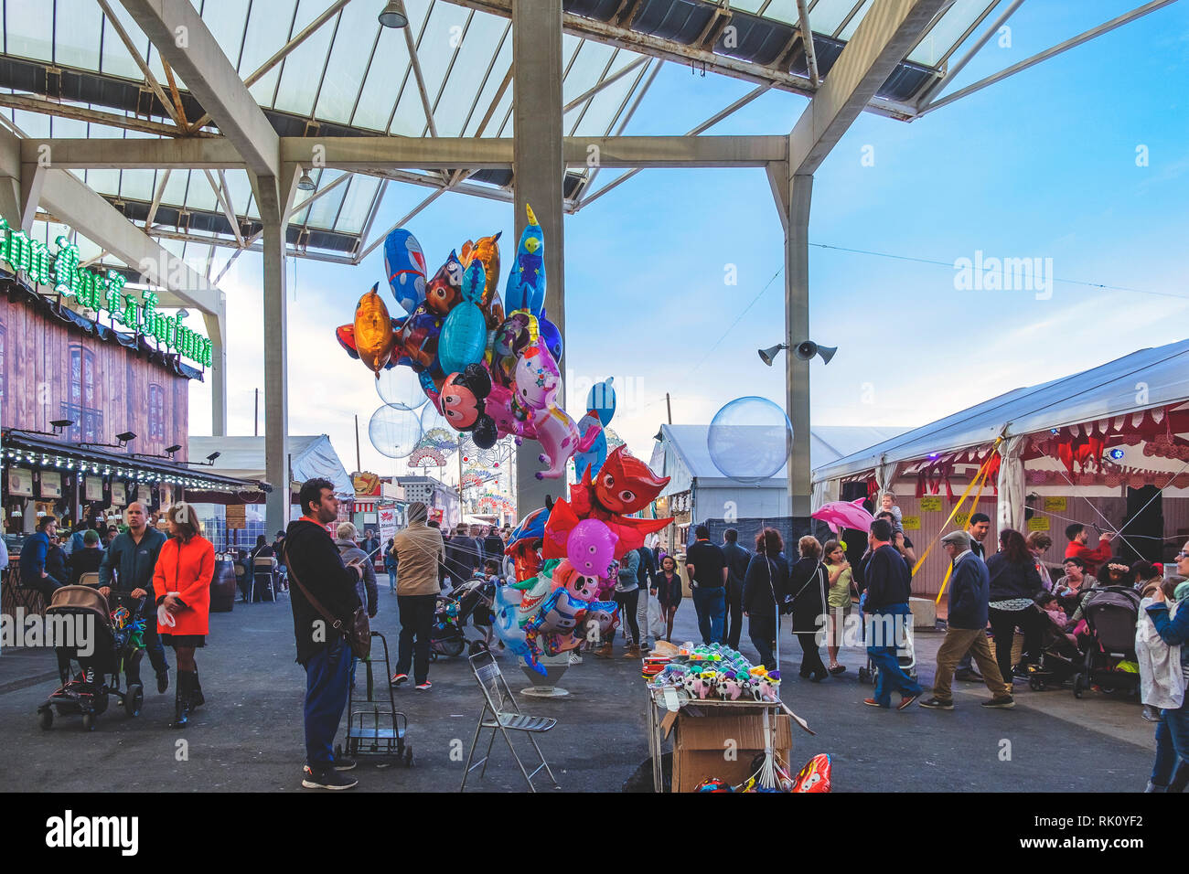 Feria de abril de Barcelona, (30-04-2018), la Catalogna, Spagna. Atmosfera e installazioni nel Forum di Barcellona. Foto Stock