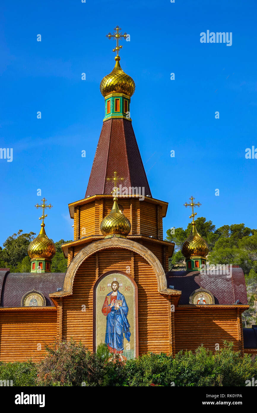 Russo in legno chiesa ortodossa con croce in oro contro il cielo blu, Altea Hills, Calpe, Spagna Foto Stock