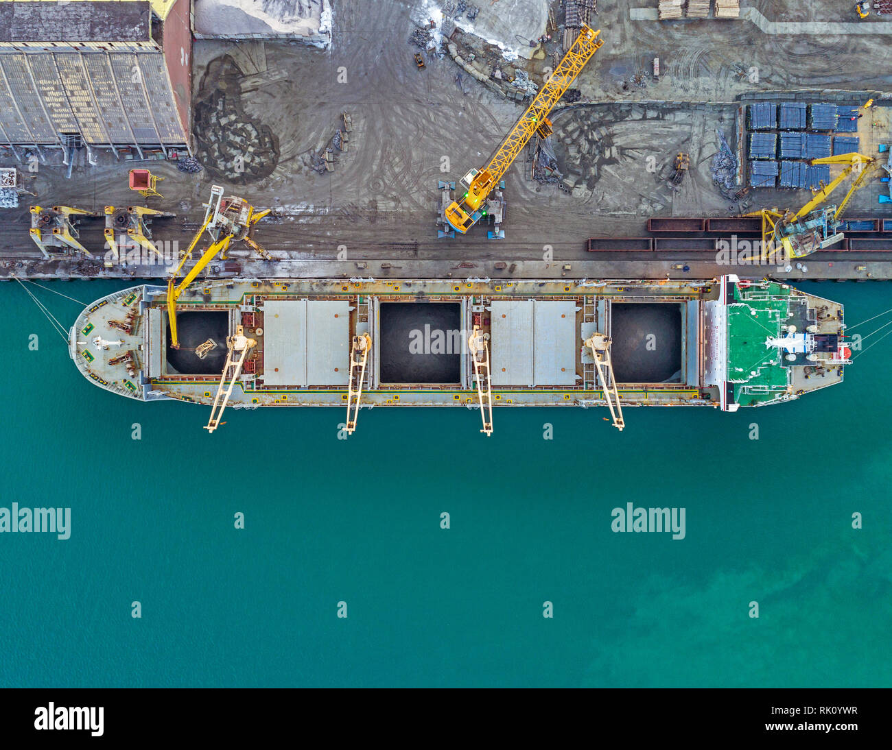 La Nave da carico è nel porto di Burgas al momento del carico . Vista aerea da fuco. Ubicazione città di Burgas, Bulgaria Foto Stock