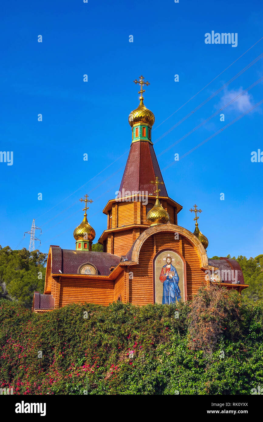 Russo in legno chiesa ortodossa con croce in oro contro il cielo blu, Altea Hills, Calpe, Spagna Foto Stock