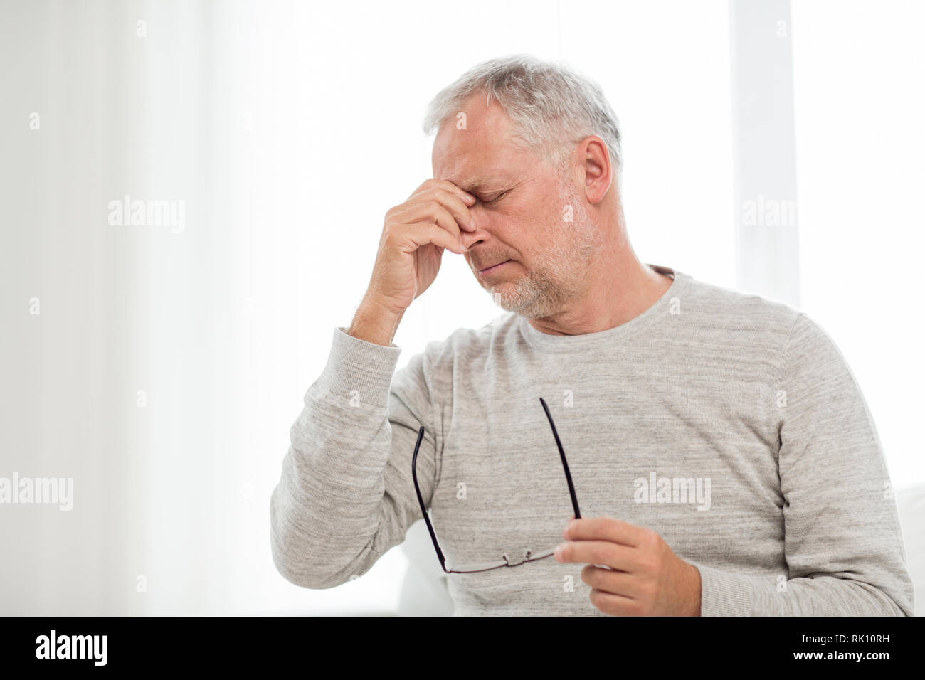 L'uomo anziano con avere mal di testa Foto Stock