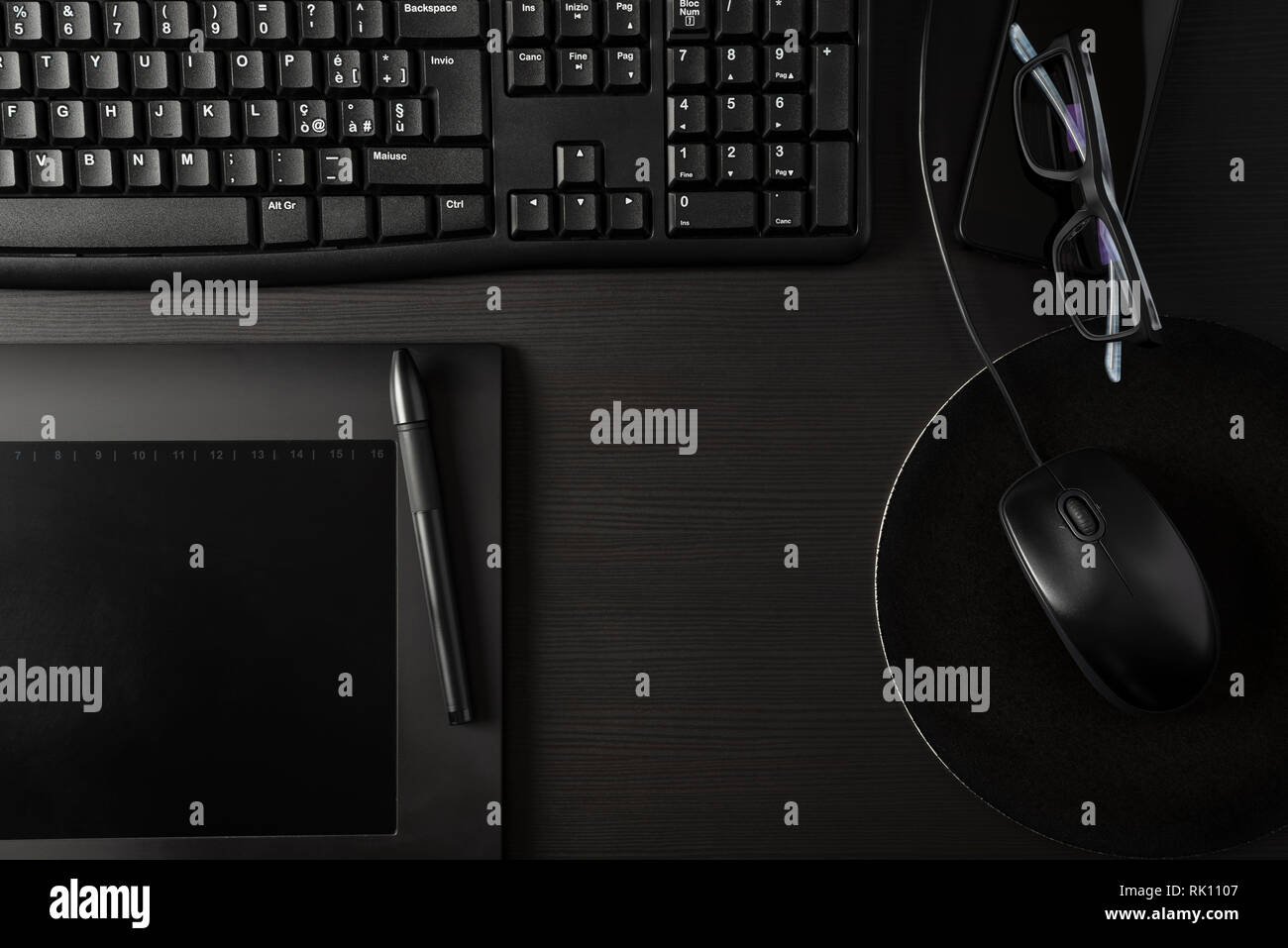 Nero totale scrivania con pc, tablet e oggetti personali Foto Stock
