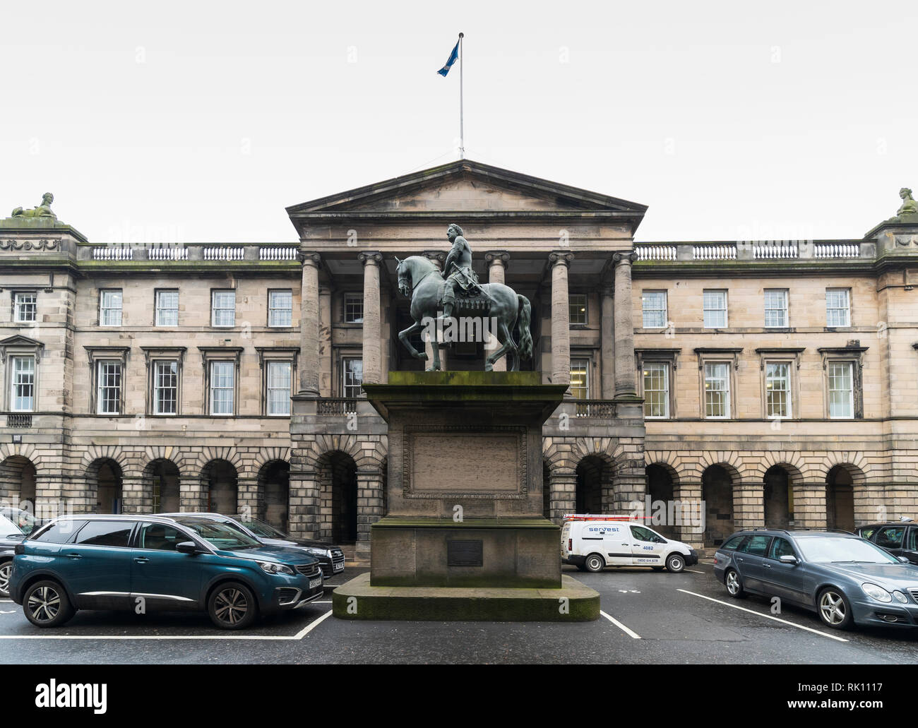 Vista della piazza del Parlamento e la Corte di edifici di sessione di Edimburgo Città Vecchia Foto Stock