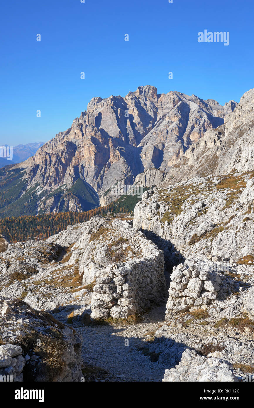 WW1 trench sul Sas de Stria, Dolomiti, Belluno, Veneto, Italia. Vista del Piz dles Conturines Foto Stock