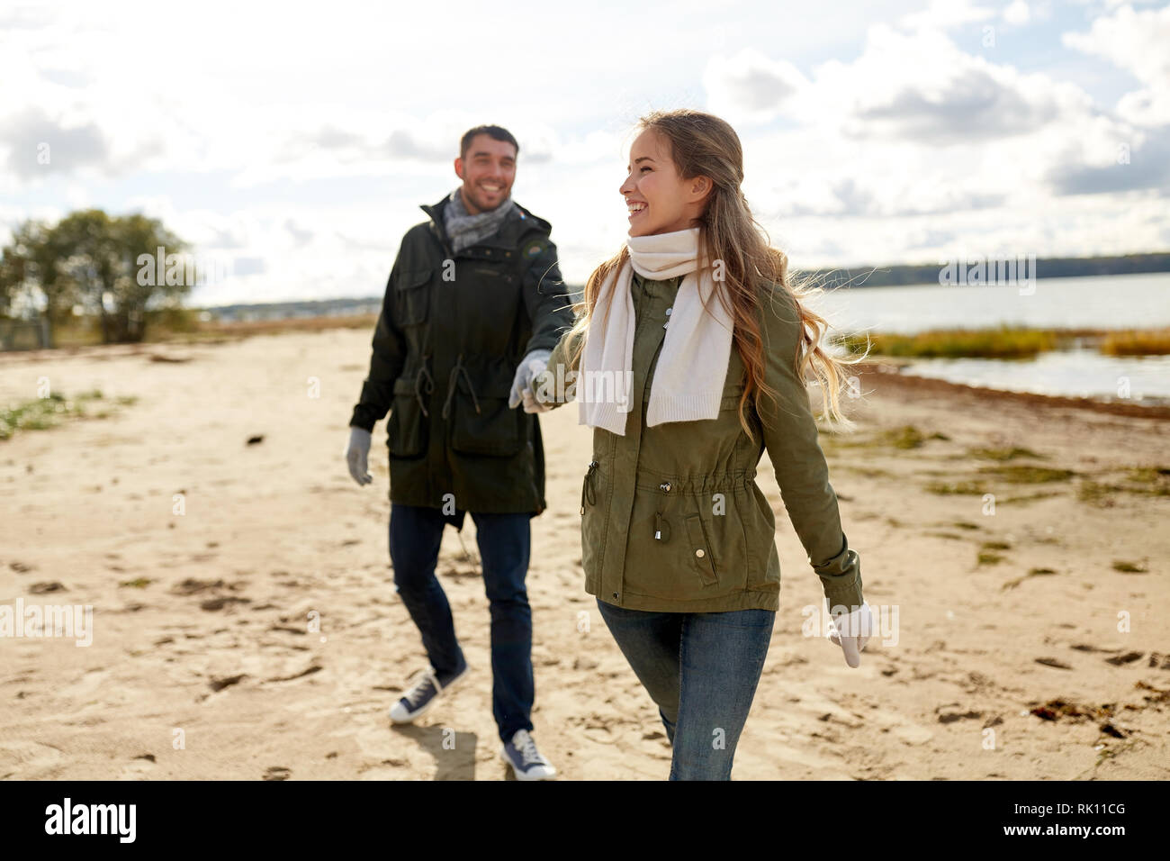 Giovane camminando lungo la spiaggia di autunno Foto Stock