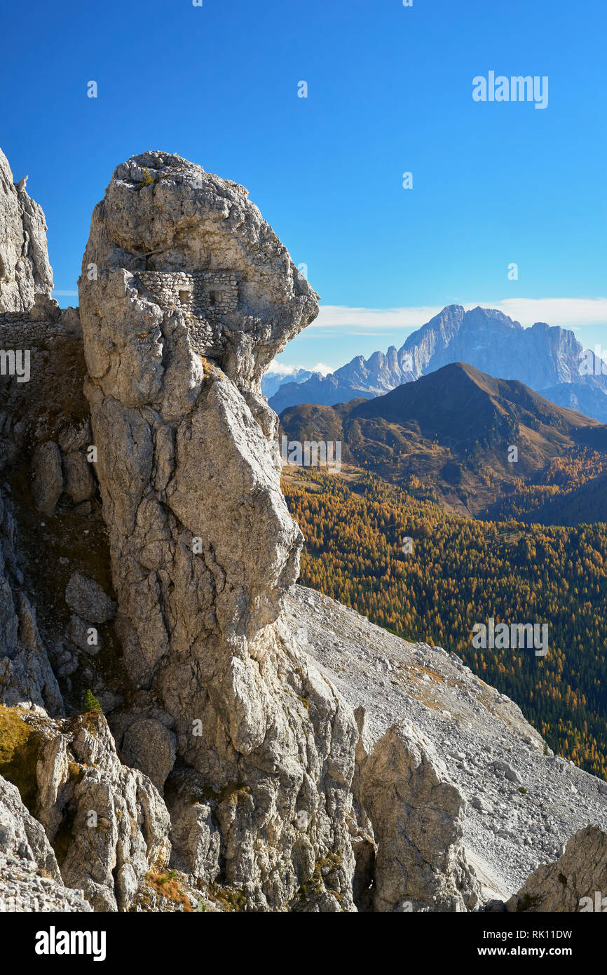 WW1 lookout posizione sullo sperone roccioso del Sas de Stria, Dolomiti, Belluno, Veneto, Italia. Foto Stock