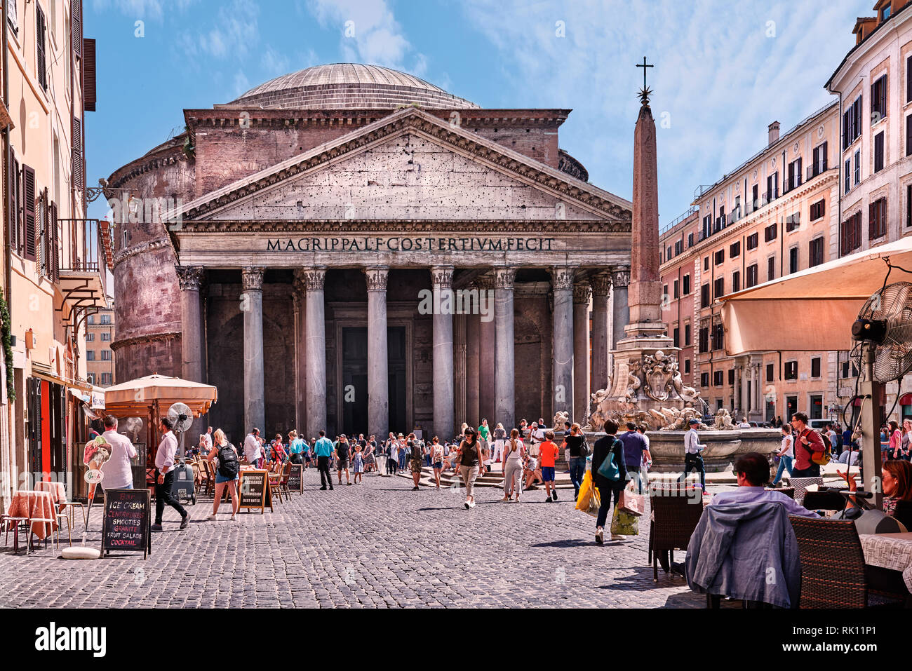 Italia, Roma, maggio 30/ 2018, il Pantheon, la gente a piedi in piazza Foto Stock