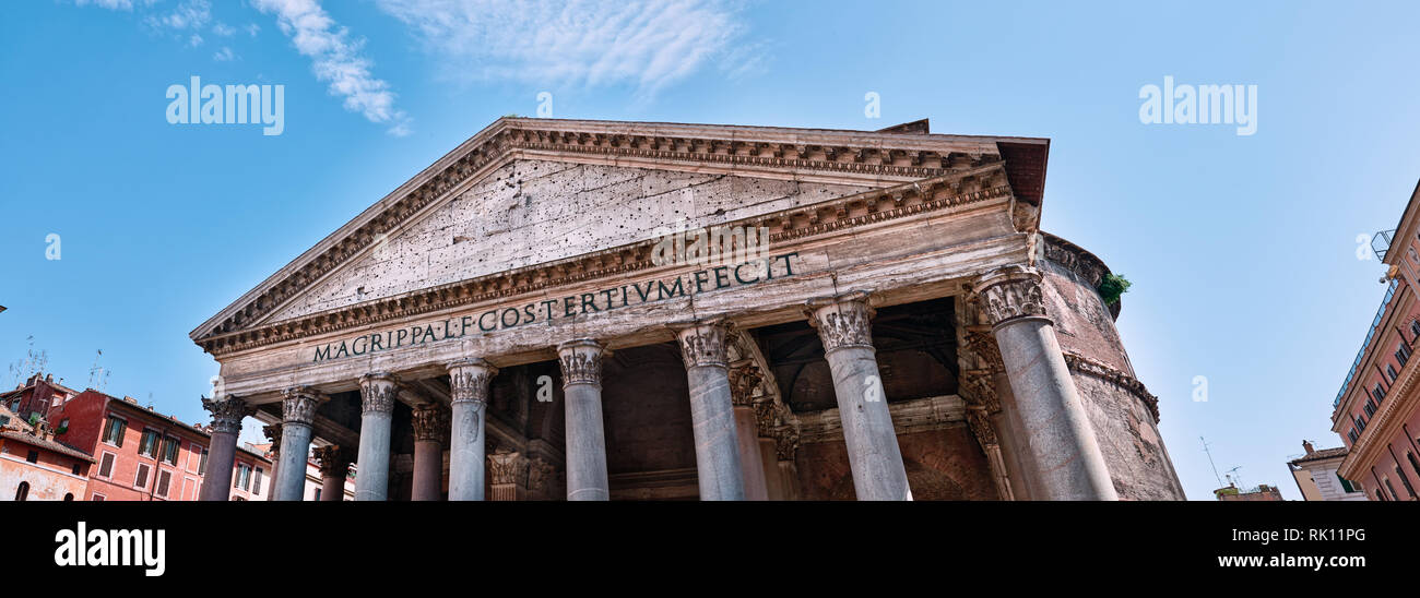 Roma, Pantheon, dettaglio del tetto, cielo blu e colonne Foto Stock