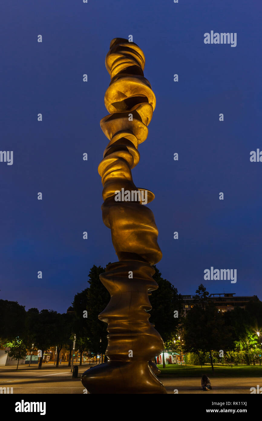 Torino, Italia - 10 Giugno 2012: "Punti di vista", opera di Tony Cragg, esposta di fronte allo Stadio Olimpico. Le tre sculture raffigurano ghirigori Foto Stock